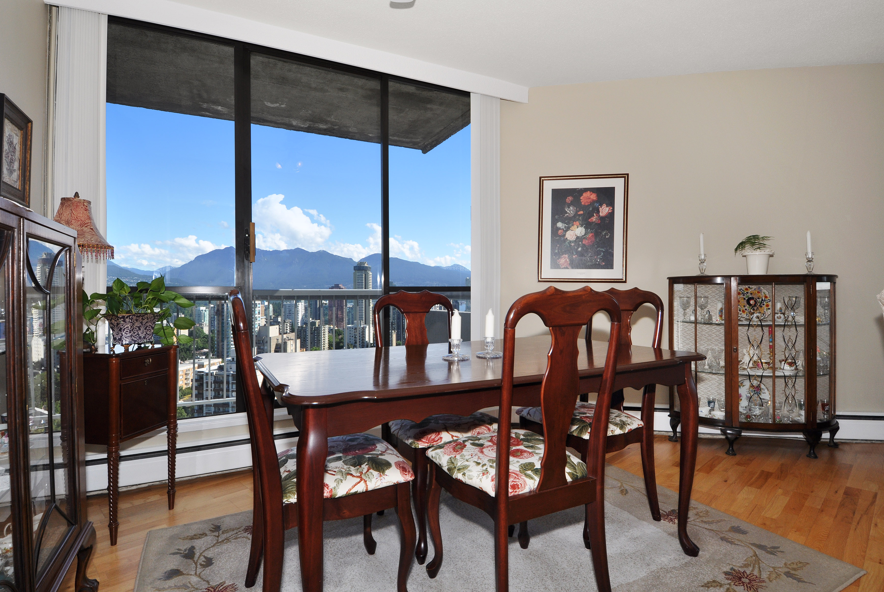 Hendry House - Apartment Rentals by Hollyburn Properties